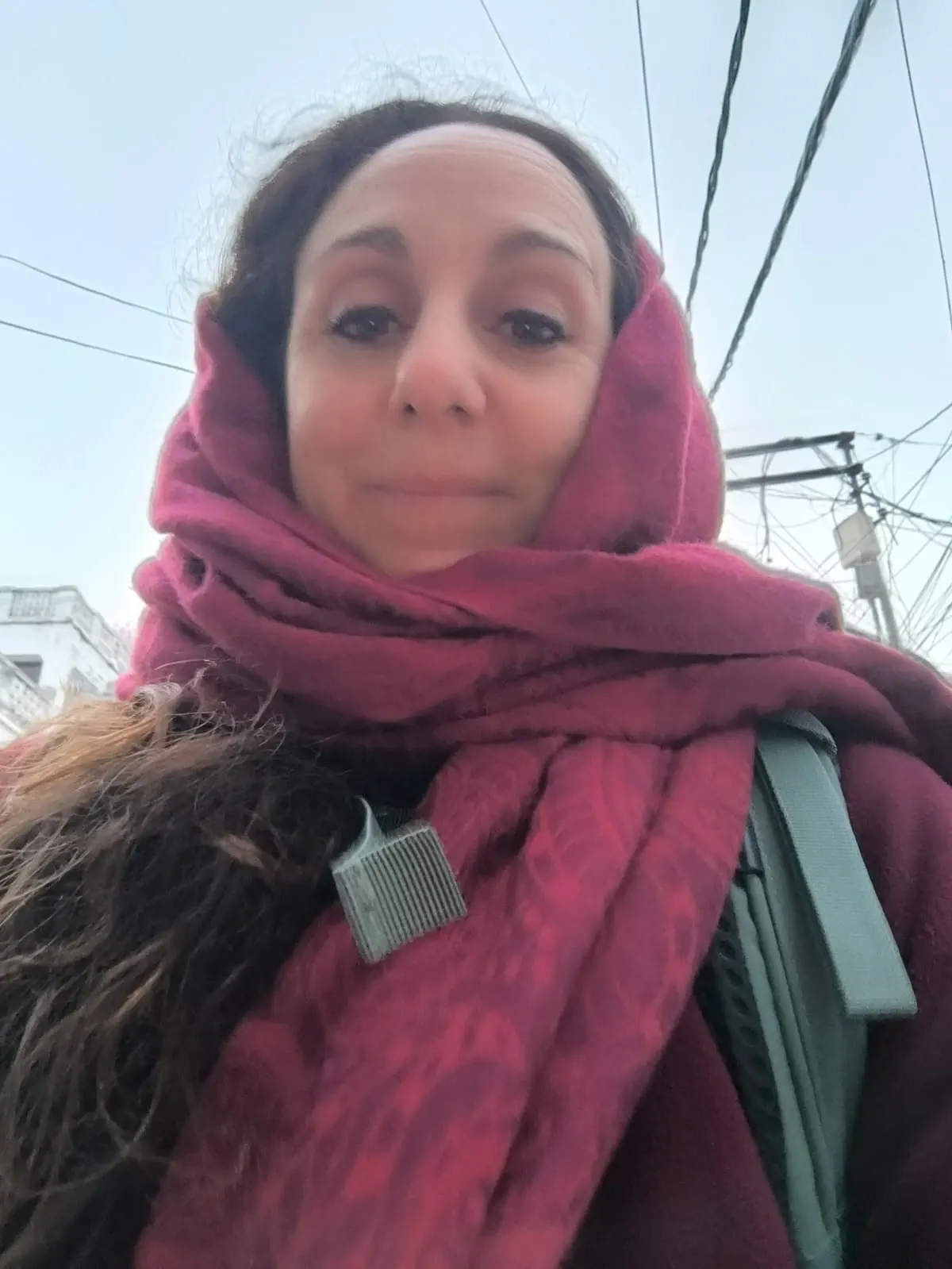 Laura Buoncristiani con il capo avvolto in una sciarpa color vinaccia