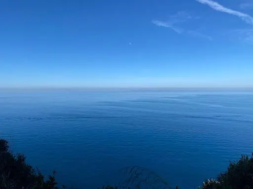 Il mare aperto blu fino all'orizzonte, dall'alto della scogliera