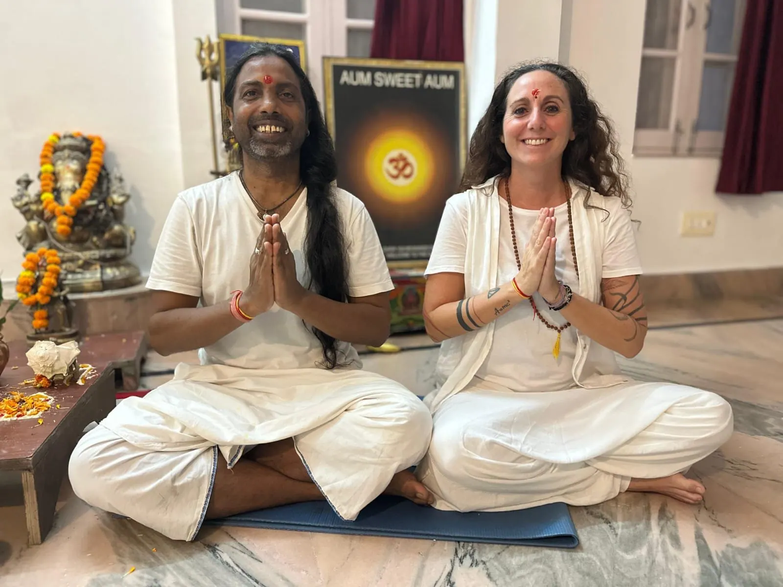 Laura Buoncristiani con il suo maestro, il Dr. Jitendra Das, a Rishikesh