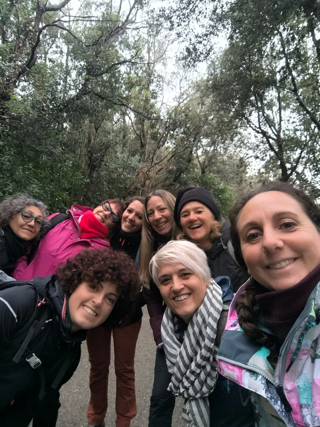 Un selfie del gruppo abbracciato lungo il sentiero nel bosco