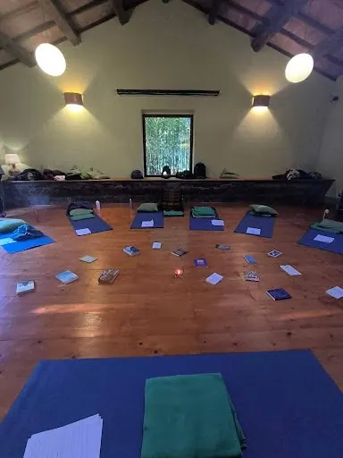 La sala preparata per la pratica, con i tappetini disposti in cerchio sul parquet