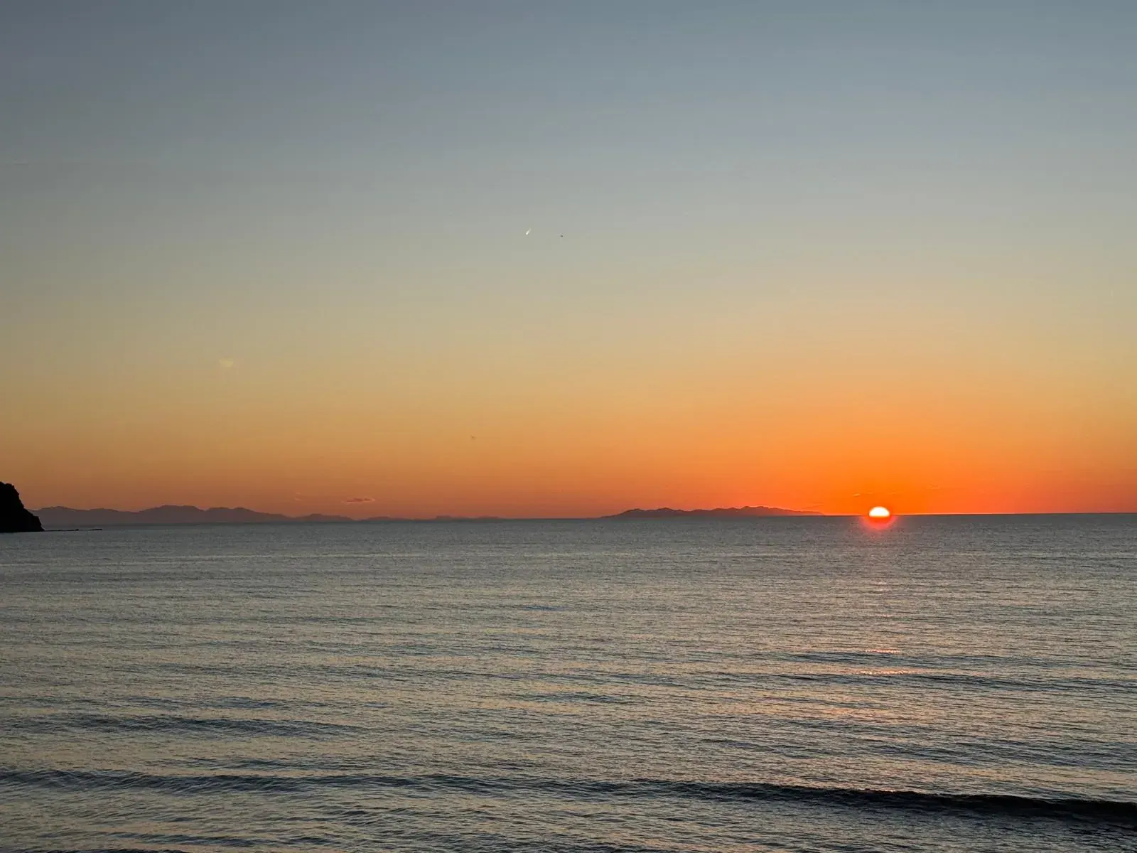 Il sole che tramonta sul mare dell'Isola d'Elba