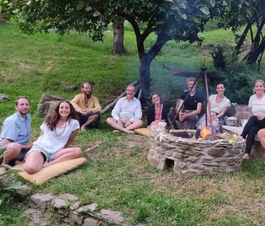 Il gruppo seduto in cerchio sul prato intorno al braciere