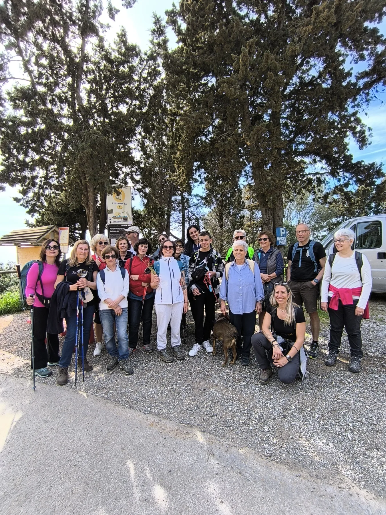 Il gruppo dello yogatrek tutto insieme, pronto a partire sotto i pini verso Cala Violina